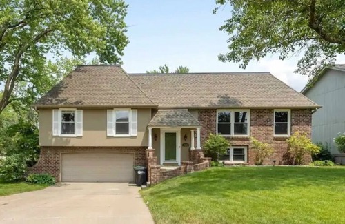 Leawood Southwest House | Spacious Home with Pool Hot Tub and Arcade Games . Great Quiet and Safe Location