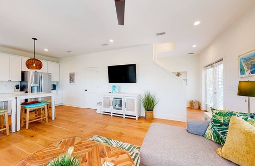 Surf Side Shores House | Spacious home with bikes, Ping-Pong, wrap-around balcony, grill, W/D, and AC