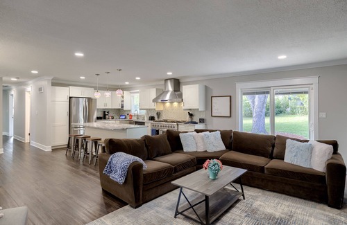 Independence House | Spacious home with King bed - mins to Stadiums