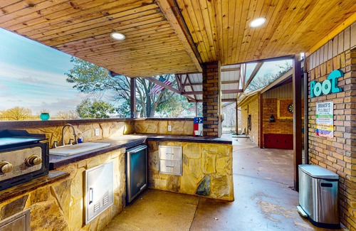 Stephenville House | Spacious home with golf course views, private pool