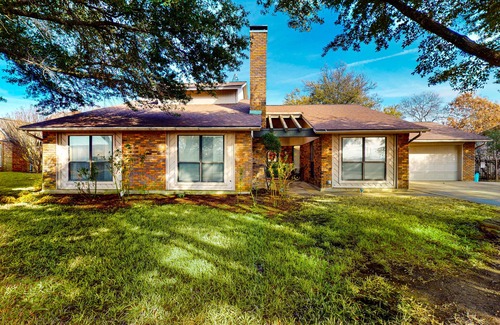 Stephenville House | Spacious home with golf course views, private pool