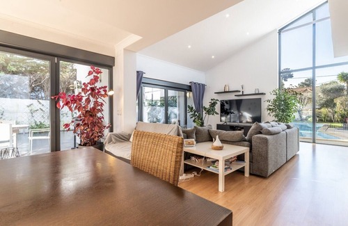 Verdizela Villa | Spacious & Homely Lisbon Coast Villa | 4 Bedrooms | Villa Agapanto | Private Pool & BBQ | Aroeira