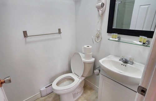 Quartier des Spectacles Hotel | Spacious hotel room AAA location, sleep 2