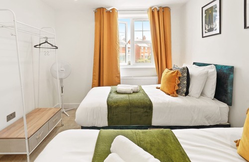 Rushmoor District House | Spacious House For Contractors & Families