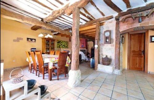 Llano de Bureba House | Spacious House in Llano de Bureba with Fireplace & Mountain View
