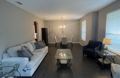 OakLeaf Plantation House | Spacious house in quiet neighborhood near shopping center, Max 6 guests