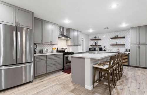 Cox Heights House | Spacious house w/hot tub/Lawn/Fire pit - mins to old town/ASU. Pet Friendly!