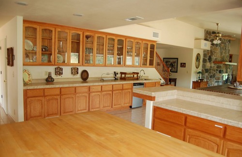 Kaweah House | Spacious House with Breathtaking Panoramic Views and Private River Access