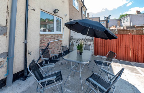 Greenwich House | Spacious house with 4 bedrooms and 2 bathrooms, perfect for big group