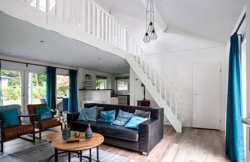 Municipality of Rhenen House | Spacious house with covered terrace, located on a holiday park in Rhenen