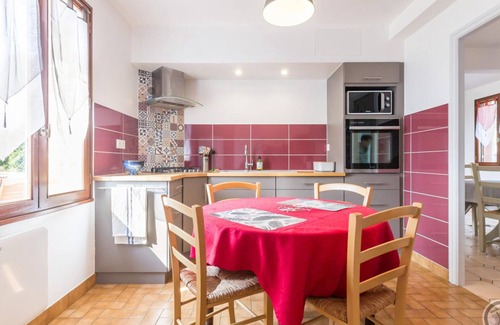Lolif Cottage | Spacious house with fireplace and terrace in Lolif, perfect for families