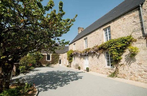 Grosville Cottage | Spacious house with indoor pool and garden, near the sea