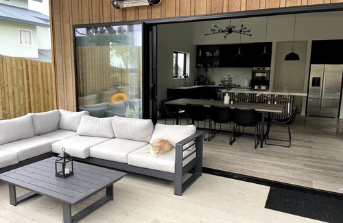 Waihi Beach House | Spacious house with pool, hot tub and pool table