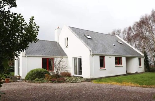 Killorglin House | Spacious idyllic wooded Ring of Kerry 4 bedroom retreat - Epic Views and Gardens