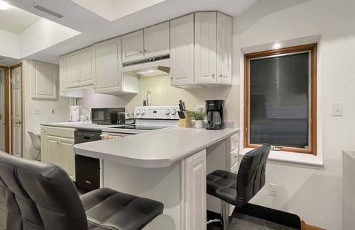 Des Moines Apartment | Spacious Jacuzzi Loft & Free Parking near iCubs