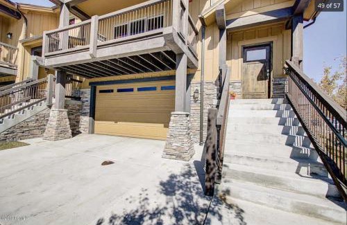 Snowbird House | Spacious Jordanelle Retreat, Minutes to Deer Valley and Park City, Private Hot Tub, Mountain View