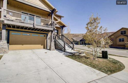 Snowbird House | Spacious Jordanelle Retreat, Minutes to Deer Valley and Park City, Private Hot Tub, Mountain View