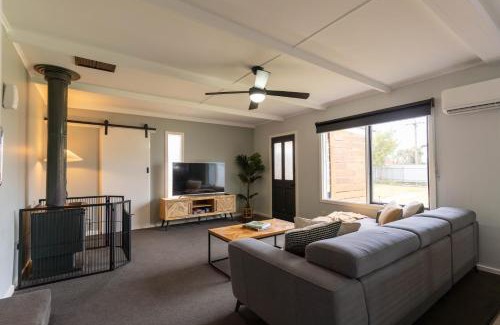 Kerang Apartment | Spacious Kerang Retreat - Stylish & Cosy