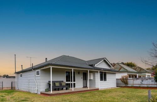 Kerang Apartment | Spacious Kerang Retreat - Stylish & Cosy