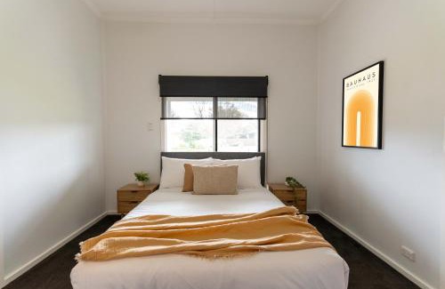 Kerang Apartment | Spacious Kerang Retreat - Stylish & Cosy