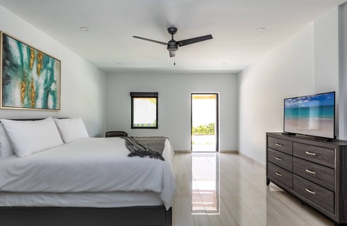 The Bight Hotel | Spacious King Bedroom – Kitchenette, Pool, Bikes, WiFi & Steps to Grace Bay