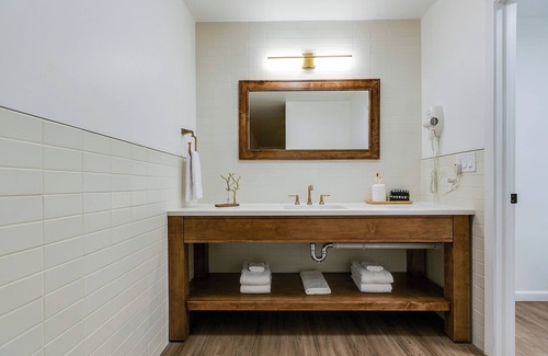 San Angelo Hotel | Spacious King Room with Modern Comforts – Ideal for Relaxing Getaways!