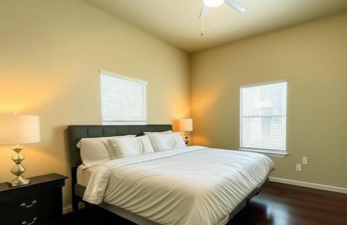 Five Points House | Spacious King Suite with Private Bath - Central, 10 Min Downtown Access