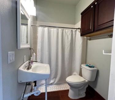 Five Points House | Spacious King Suite with Private Bath - Central, 10 Min Downtown Access