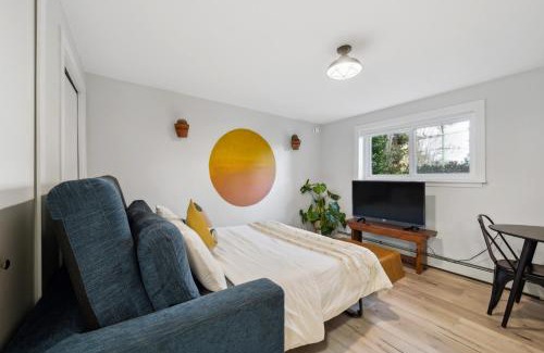 Kitsilano Apartment | Spacious Kitsilano 2BR Suite with Street Parking for 6 Guests
