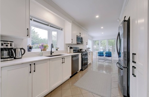Venise-en-Quebec Villa | Spacious Lakefront Champlain lake with SPA