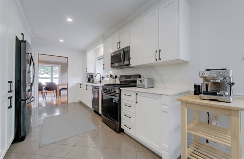 Venise-en-Quebec Villa | Spacious Lakefront Champlain lake with SPA