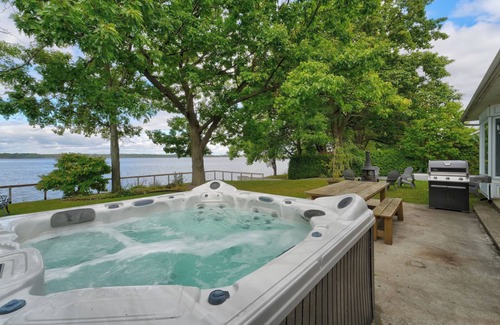 Venise-en-Quebec Villa | Spacious Lakefront Champlain lake with SPA