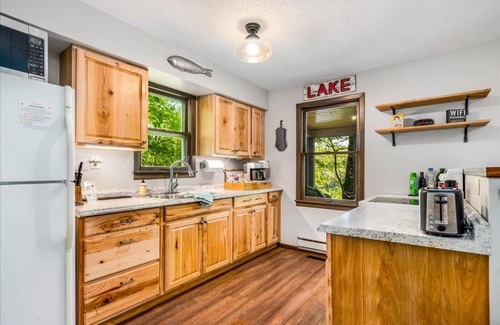 Almelund House | Spacious Lake House + Fast WIFI + Coffee Bar + Gorgeous Views!