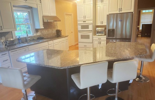 Conyers House | Spacious Lake House with Game Room & Family Amenities and Pc gaming