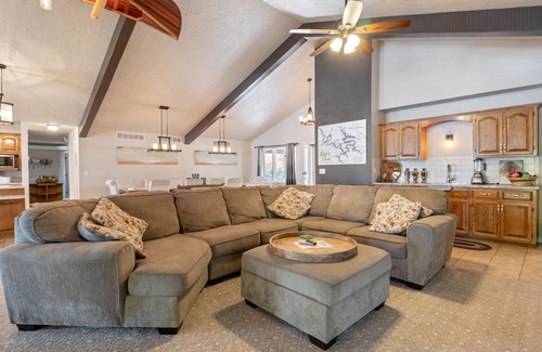 Climax Springs House | Spacious Lakefront Retreat 6BR, 7BA Private Dock Perfect for Family Reunions