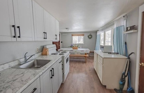 Frontenac Cabin | Spacious Lakefront Cottage