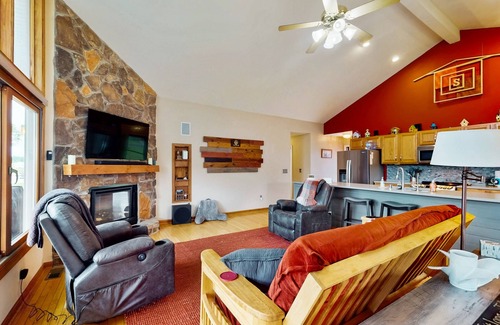 Livingston House | Spacious lakefront house w/patio, balcony, grill & foosball