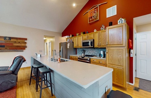Livingston House | Spacious lakefront house w/patio, balcony, grill & foosball