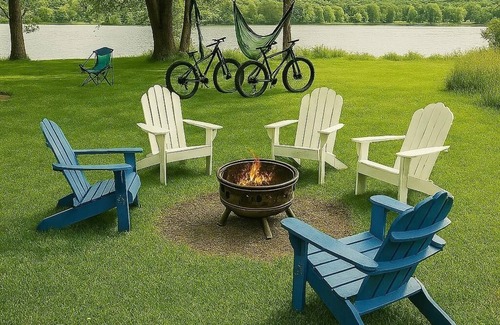 East Haddam House | Spacious Lakefront Home|Bikes|Hot Tub| Kayak|Group