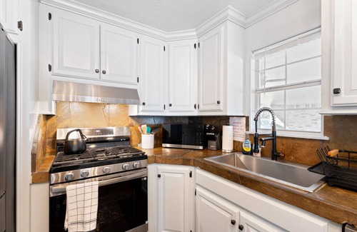 Warr Acres House | Spacious Lakefront View With Hot Tub and Pool NH