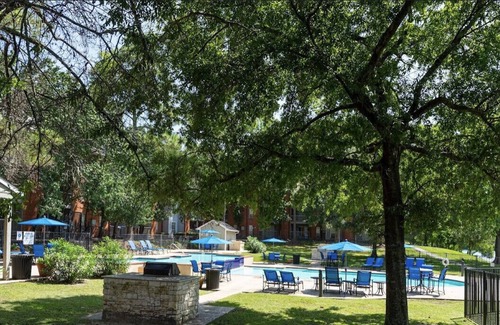 Southbelt/Ellington Apartment | Spacious lakeside apartment minutes from Hobby, NASA, Downtown