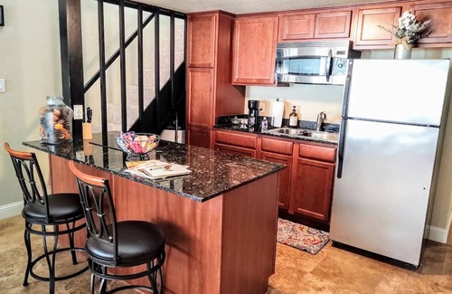 Mid America Condo | Spacious Lakeside Country Getaway