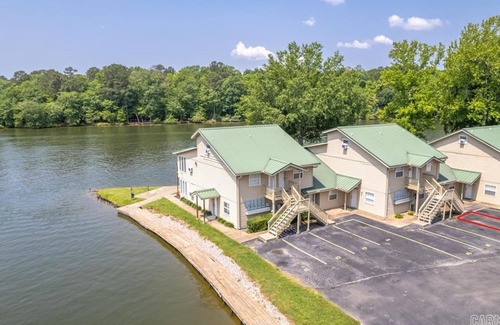 Mid America Condo | Spacious Lakeside Country Getaway