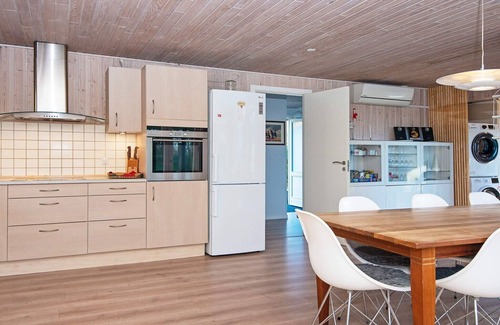 Ansager House | Spacious Lakeside Retreat
