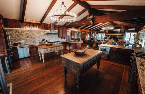 Albany Cabin | Spacious lakeview lodge on Lake Cumberland with WiFi, AC