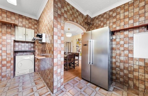 Cranbrook House | Spacious large house with private parking, perfect for families or groups.