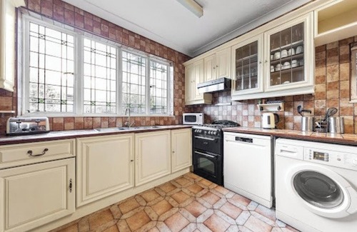Cranbrook House | Spacious large house with private parking, perfect for families or groups.