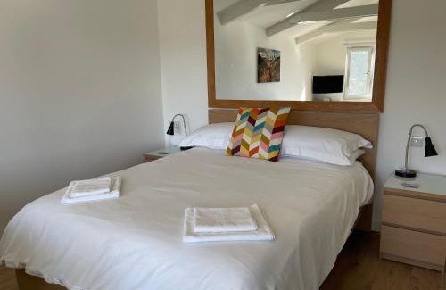 Inveraray House | Spacious lodge with king sized bed