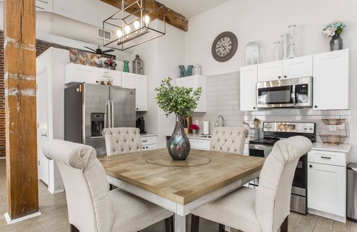 River Market Apartment | Spacious loft in the heart of KC’s River Market with walkable access to shops, dining, and the streetcar. Features a king bed, full kitchen, smart TV, in-unit laundry, gym access, and a game room. Free street parking or private lot available for fee.