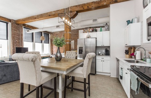 River Market Apartment | Spacious loft in the heart of KC’s River Market with walkable access to shops, dining, and the streetcar. Features a king bed, full kitchen, smart TV, in-unit laundry, gym access, and a game room. Free street parking or private lot available for fee.